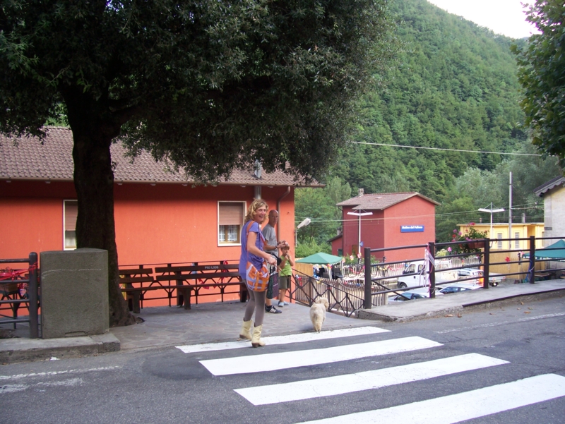  Image name: Persone037.jpg 
 width: 800 pixel 
 height: 601 pixel 
 Size: 455375 bytes 
 Click to enlarge 